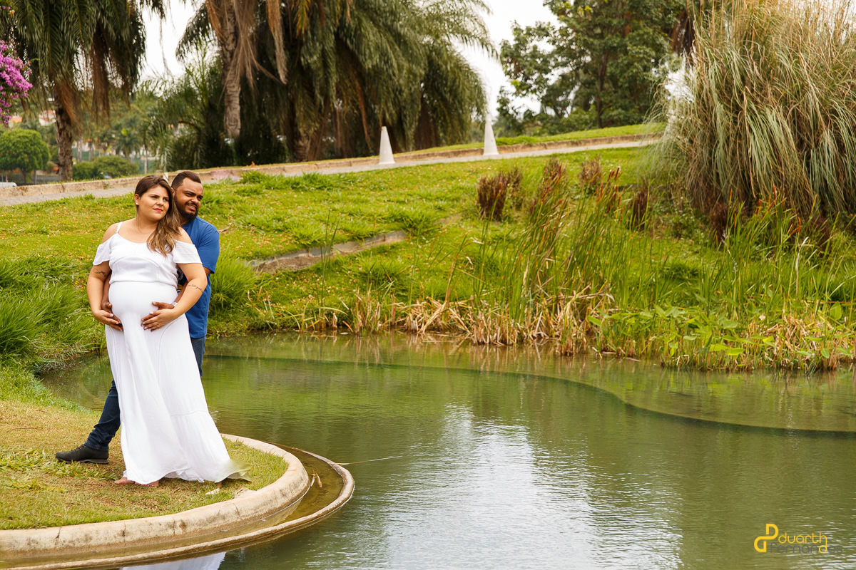 duarth de turmalina fotografando em lago