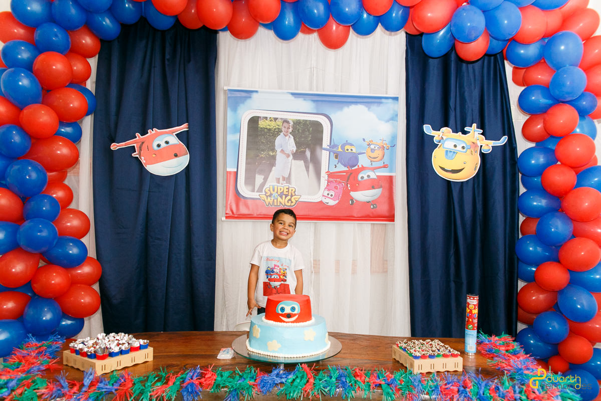 Anthony na decoracao da festa e sorrindo para o fotografo