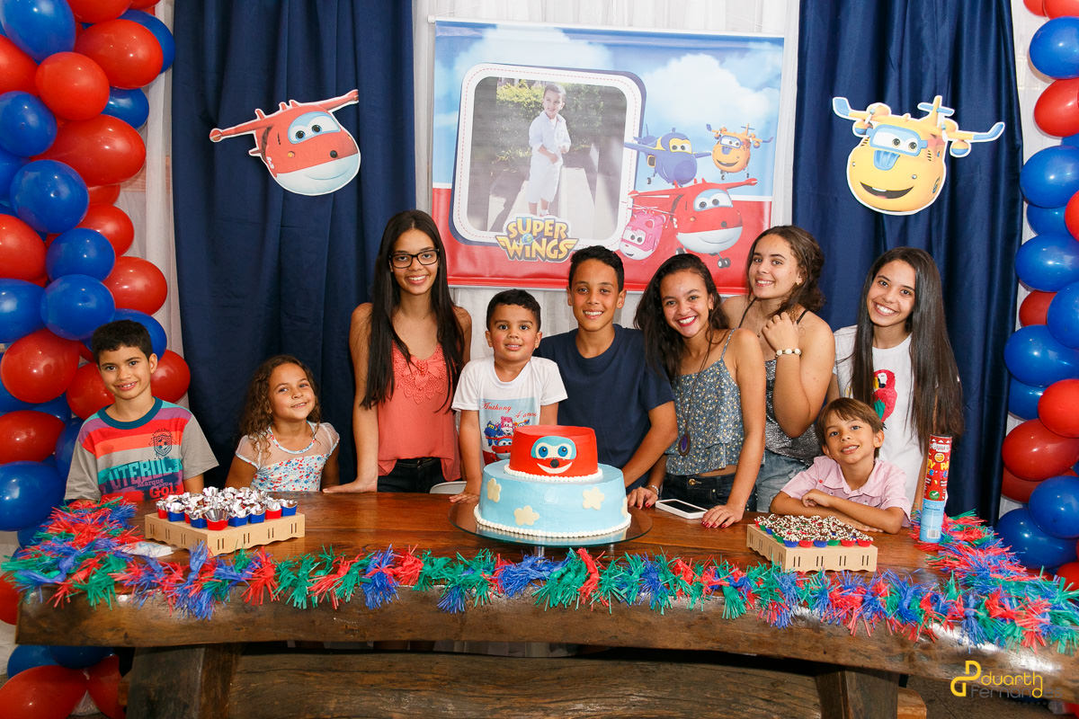 Convidados da festa com ele
