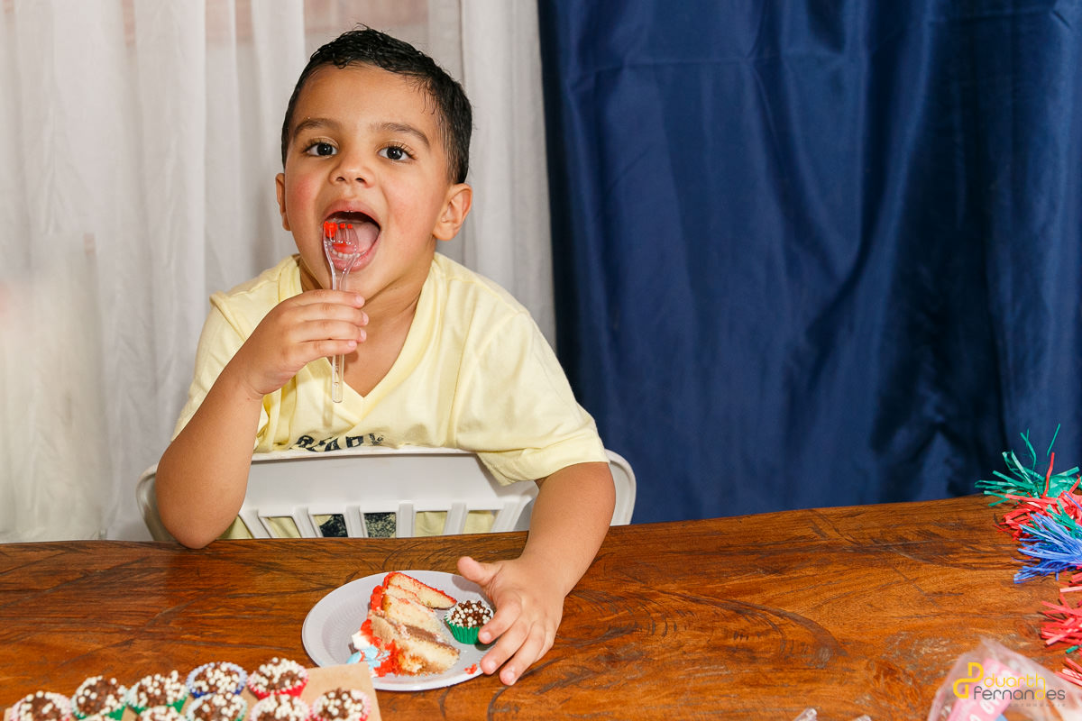 Anthony comendo o bolo e o fotografo Duarth Fernandes clicando