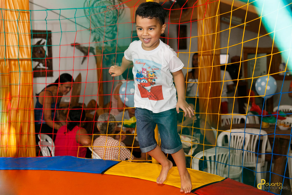 Anthony brincando na cama elastica e o fotografo proximo a Capelinha clicando