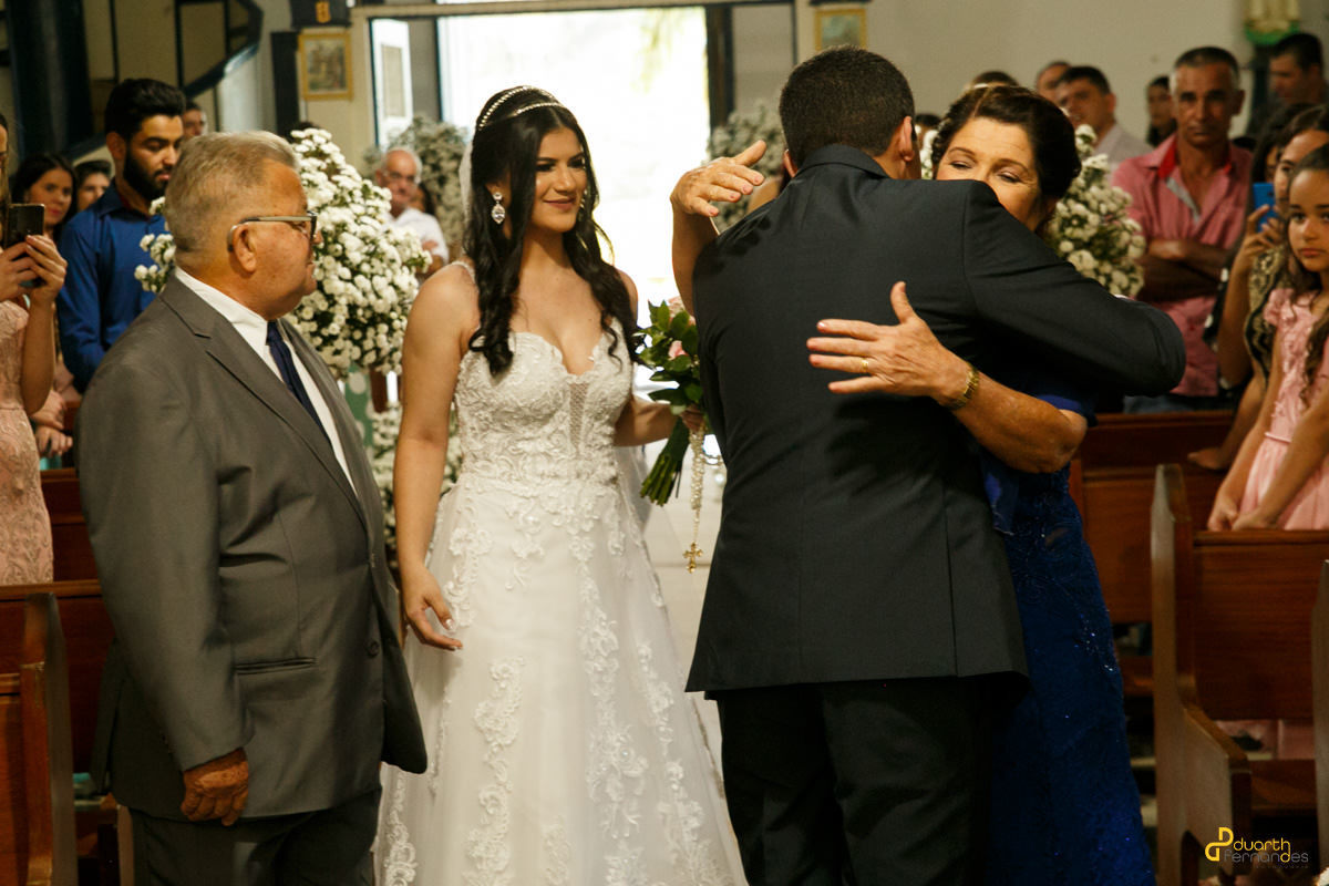 abraço na entrada da noiva Alice no casamento em Aricanduva 