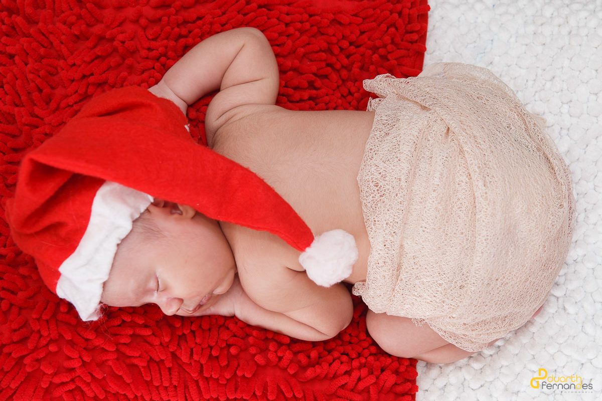 Elias descansando na sua caminha vestido de papai noel