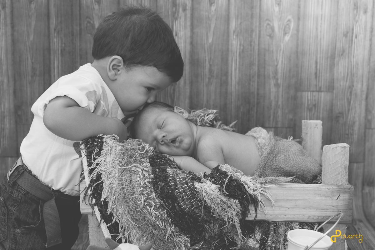 Elias sendo beijado pelo seu irmão