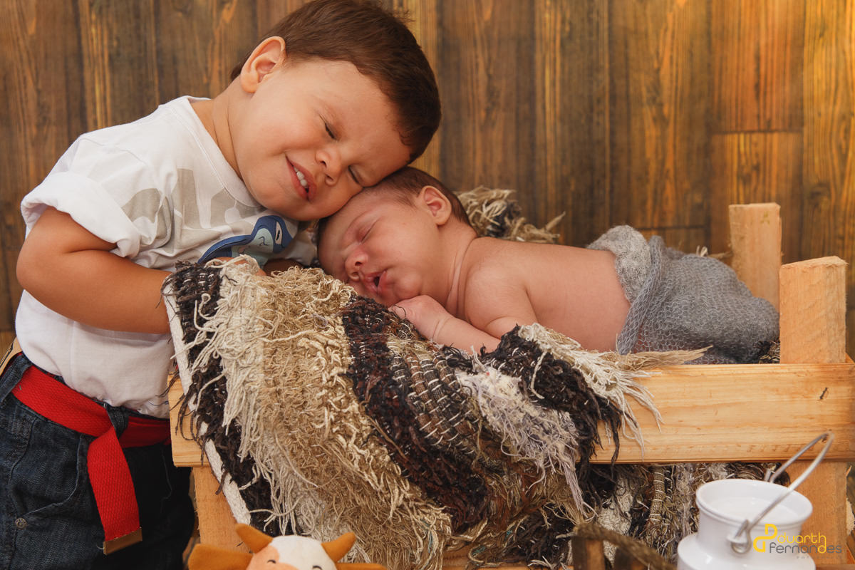 Elias recebendo carinho do seu irmão