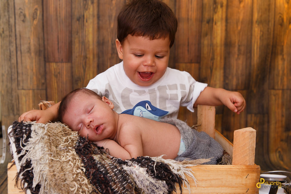 Elias brincando com seu irmão