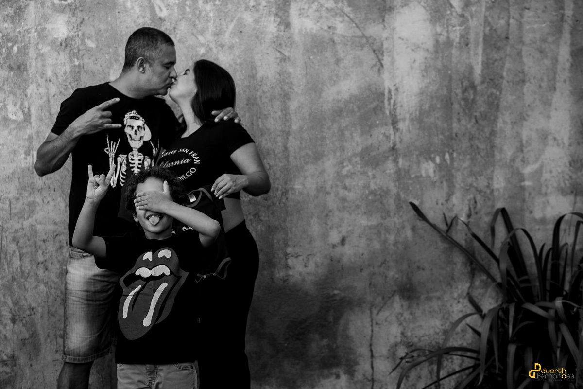 Foto com o filho mostrando a lingua e casal beijando atrás em turmalina mg para Duarth Fernandes