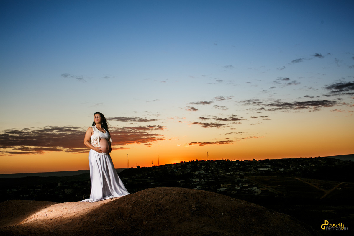 Foto da gestante olhando para o horizonte