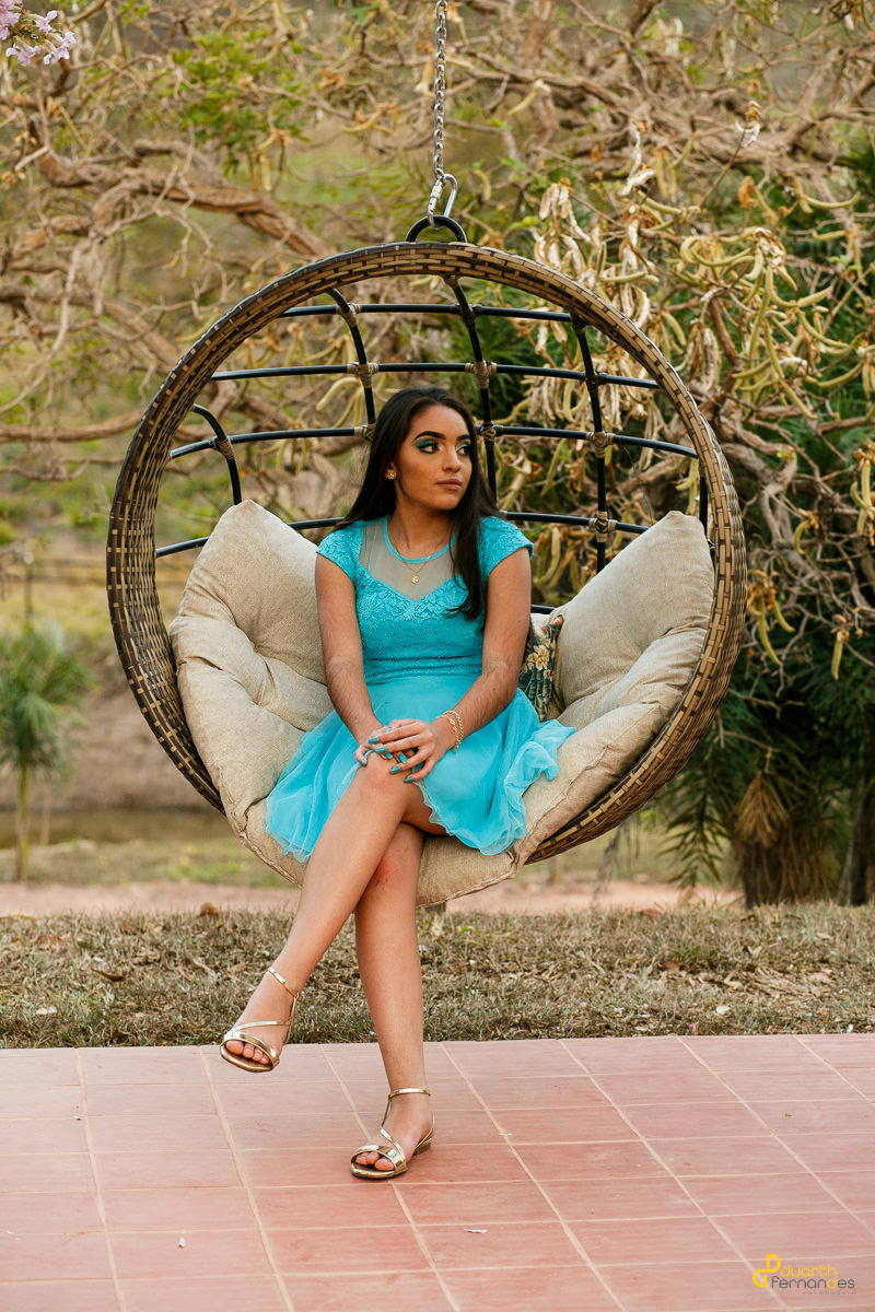 Foto de debutante sentada no balanço