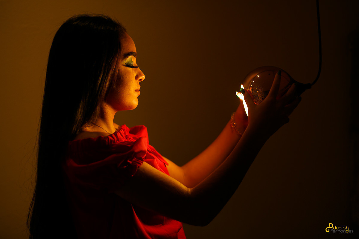 foto de debutante segurando a lampada