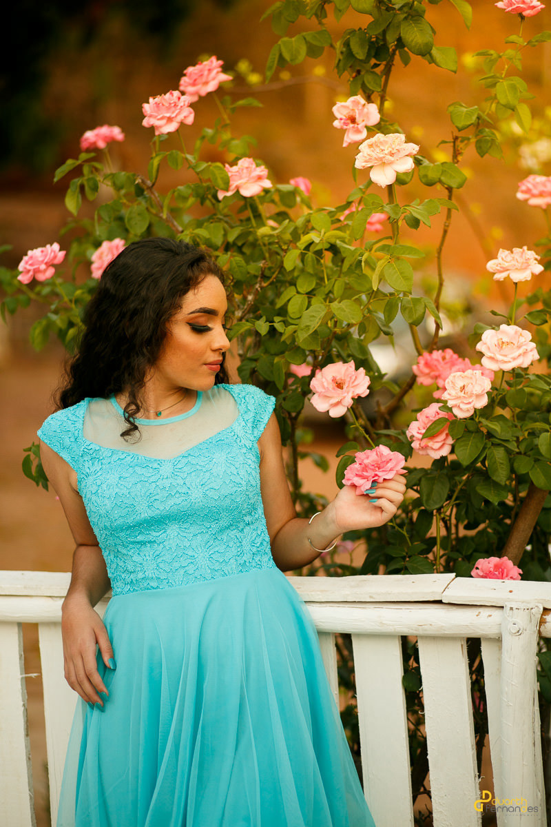 Foto de debutante segurando a rosa