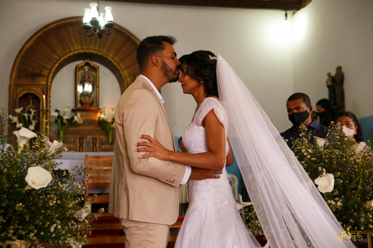 noivo beijando a testa da noiva