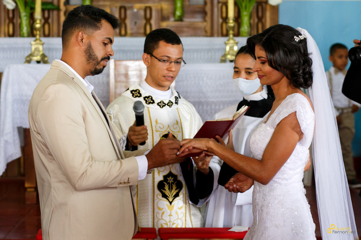 noivo colocando aliança