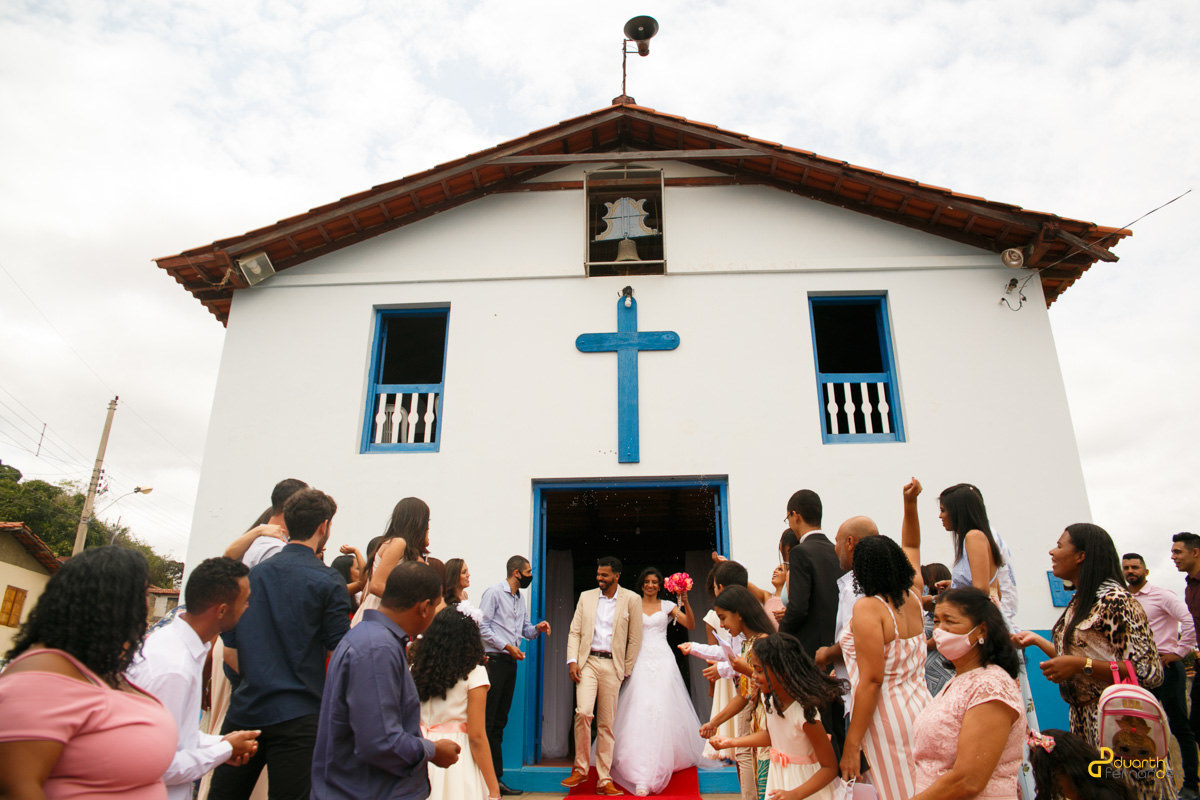noivos saindo da igreja