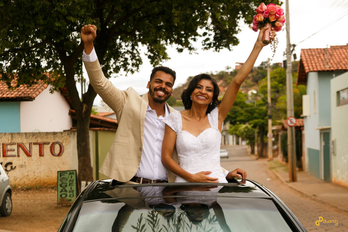 noivos no carro