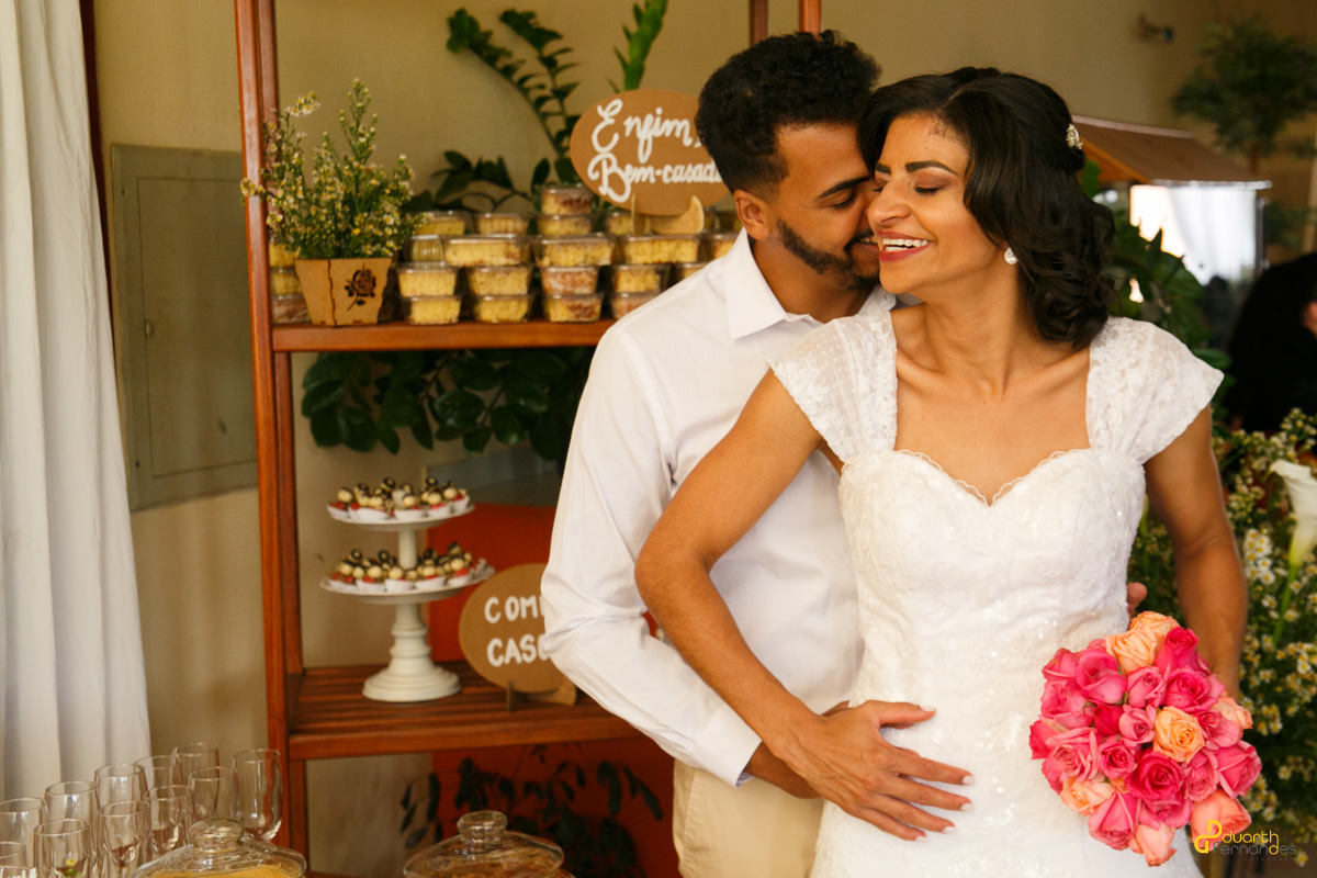 noivos em festa de casamento