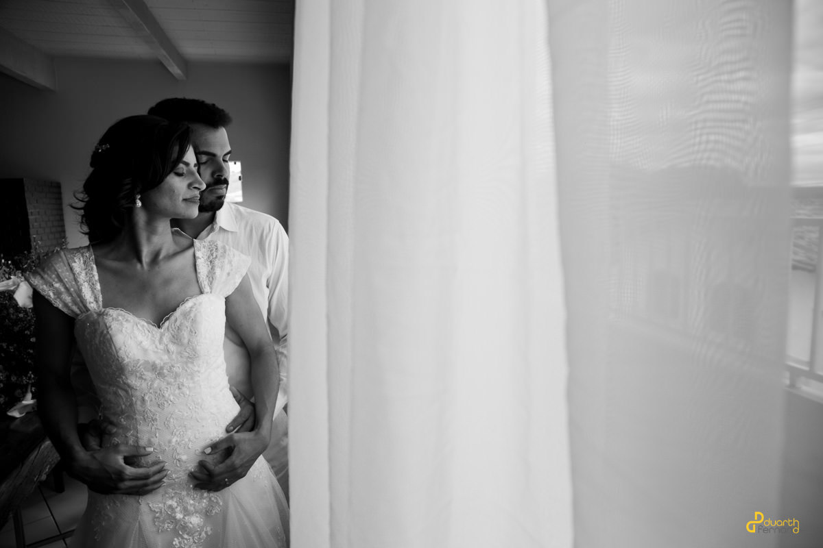 noivos em foto artistica na frente da janela