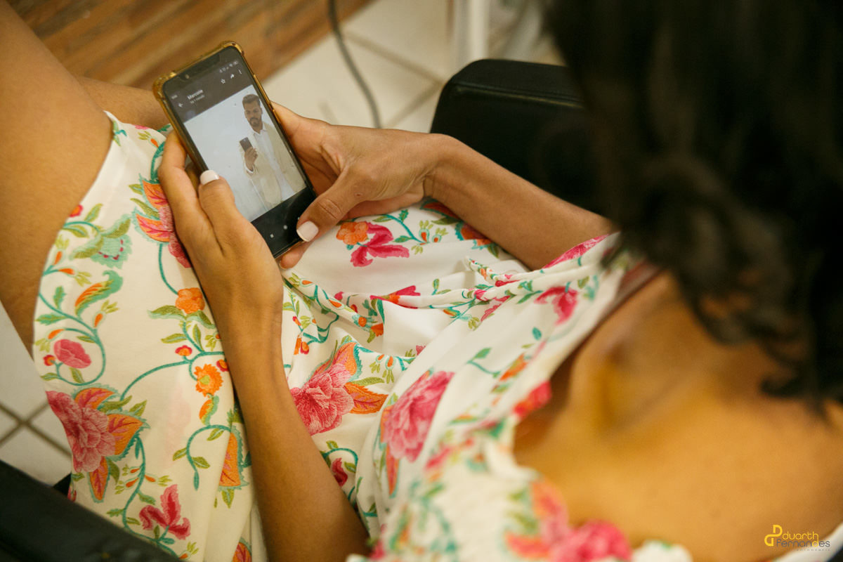 noiva mexendo no celualr vendo o noivo