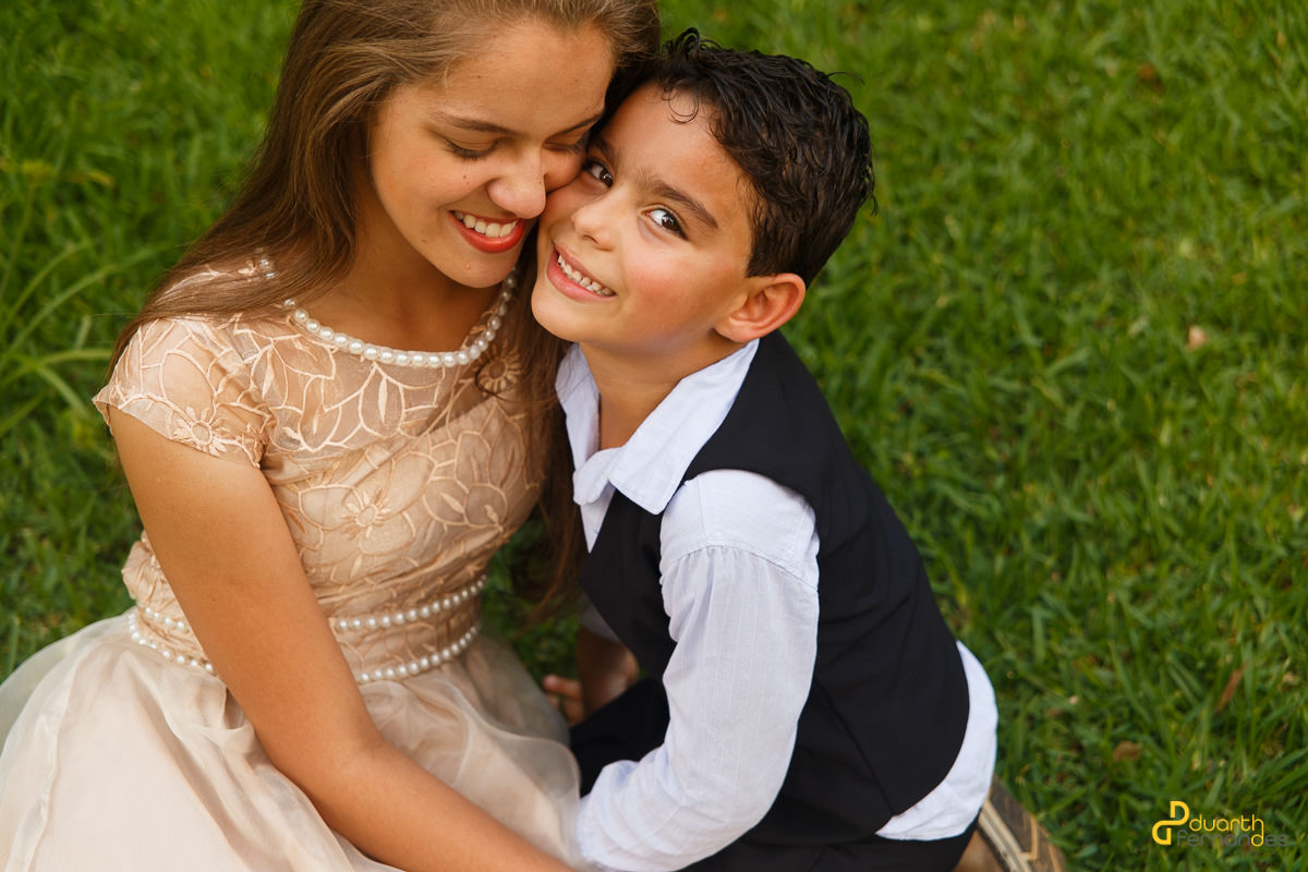 Elizama rindo com seu irmão