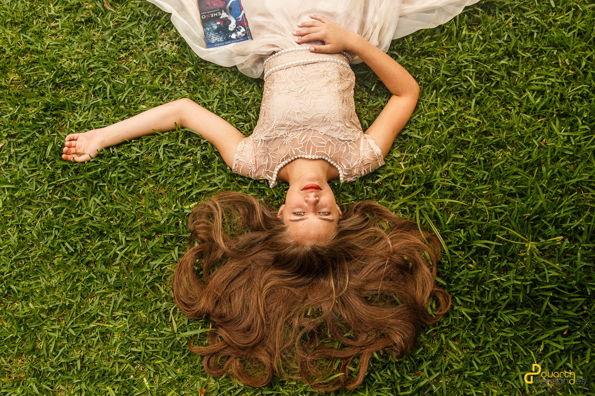 Elizama deitada olhando para o Duarth