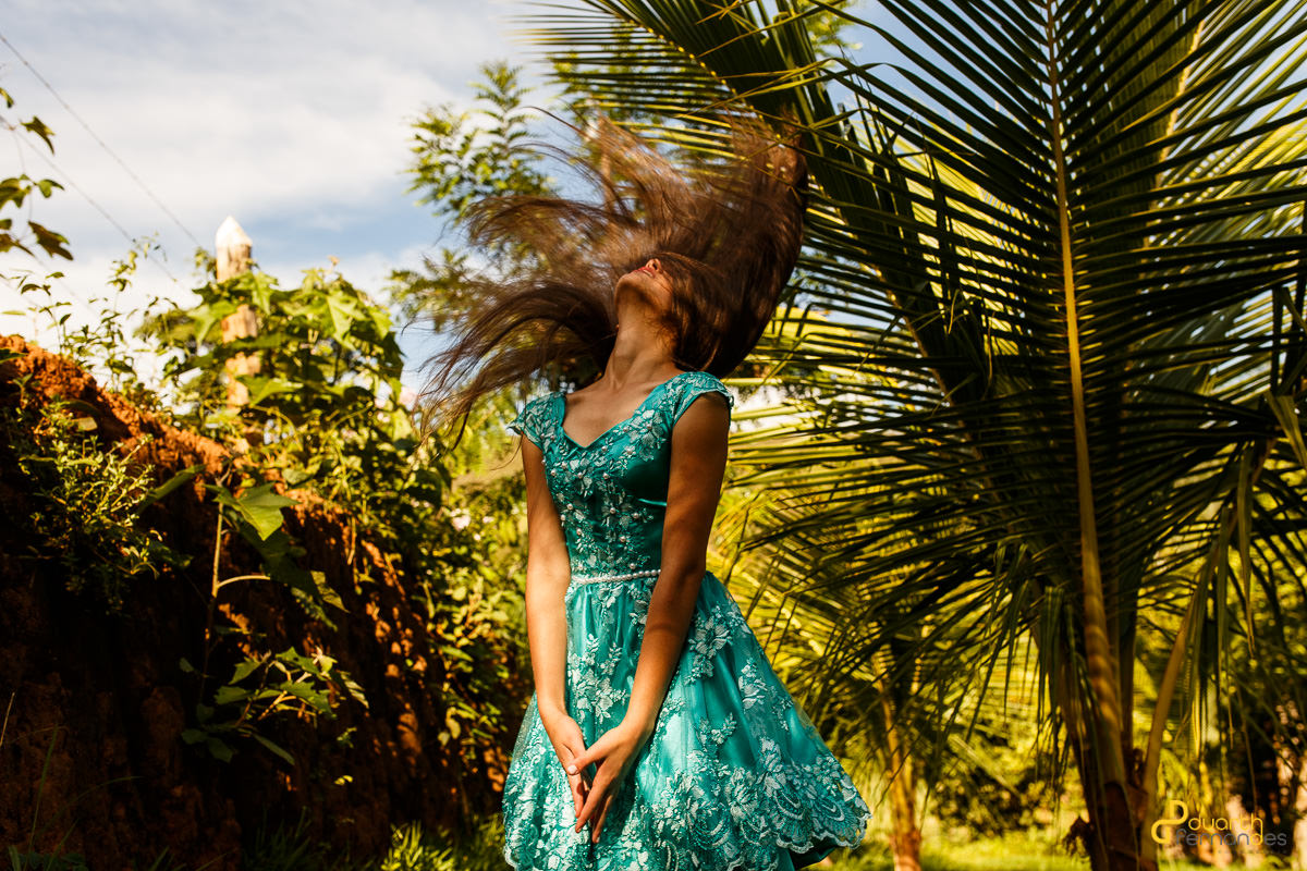 Elizama pulando com cabelo pro alto