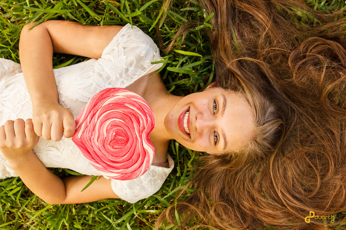Elizama deitada no chão