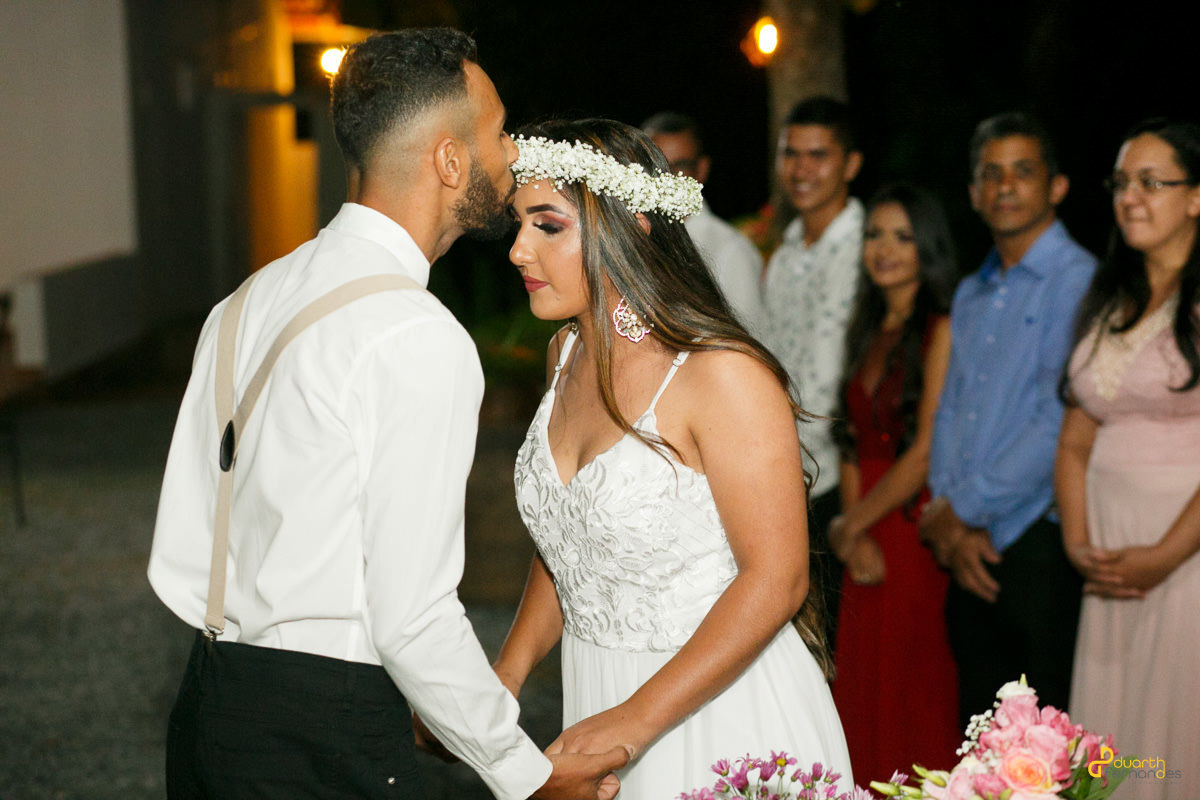 Foto de Noivo beijando a testa da noiva em casamento