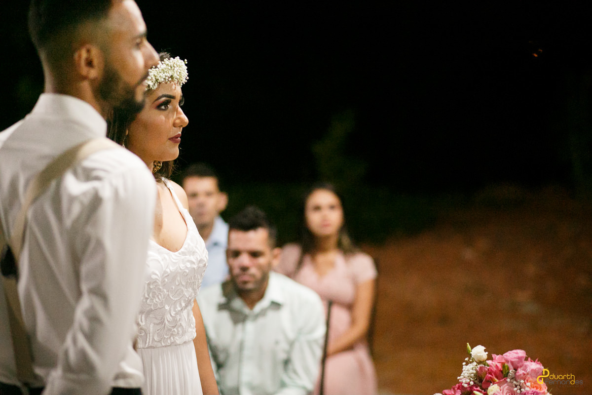 Noivos olhando para o lado em casamento na cidade de Turmalina MG
