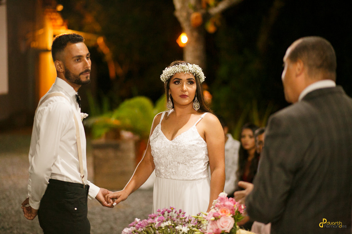 Noivo segurando a mão da noiva