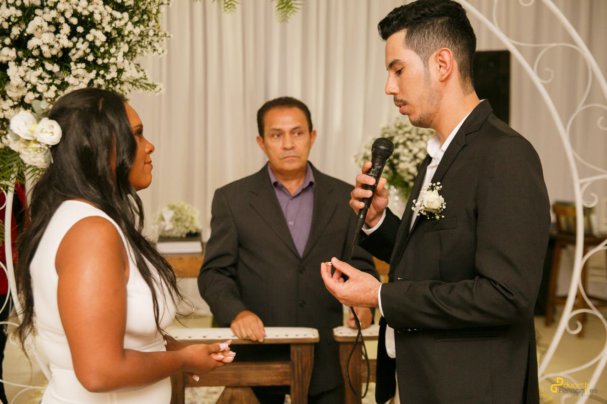 Noivo segurando a aliança de casamento em casamento em capelinha MG