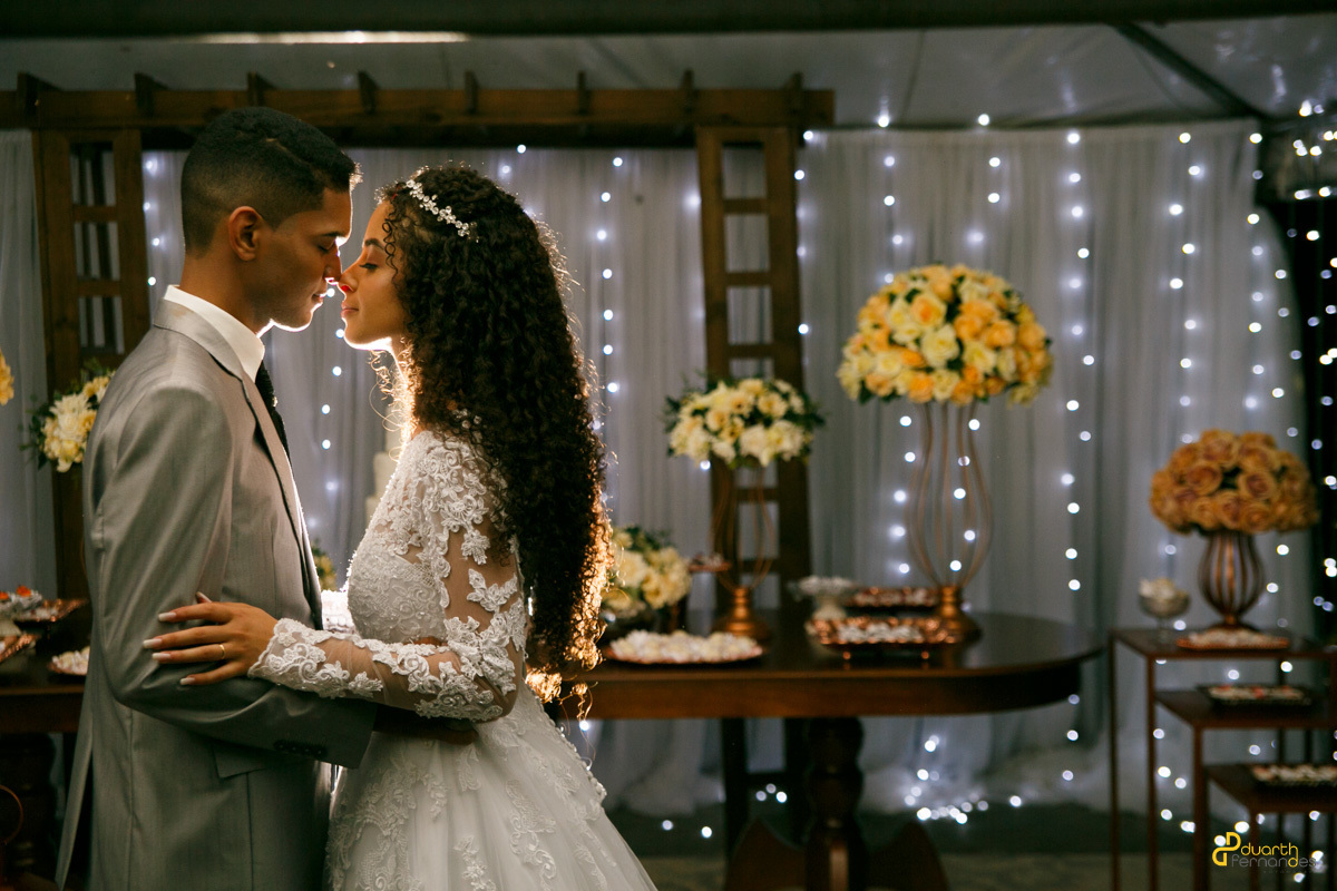 foto de casal em cerimonia de casamento