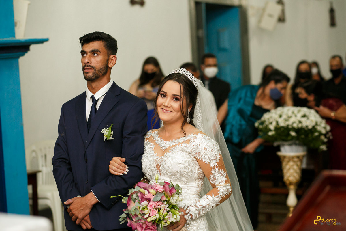 Foto dos noivos no altar de igreja de Itamarandiba