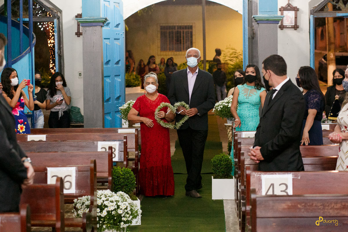 foto da entrada das alianças em casamento na cidade de itamarandiba mg