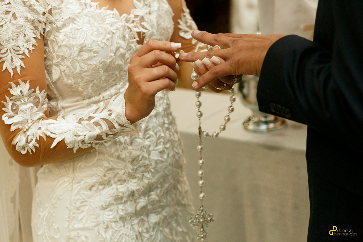 noiva colocando a aliança no noivo