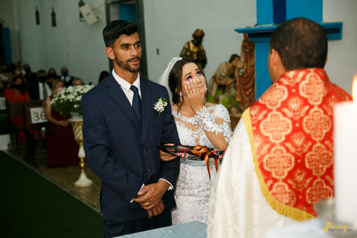 Foto da noiva segurando a lágrima emocionada na cerimonia de casamento civil na cidade de itamarandiba mg