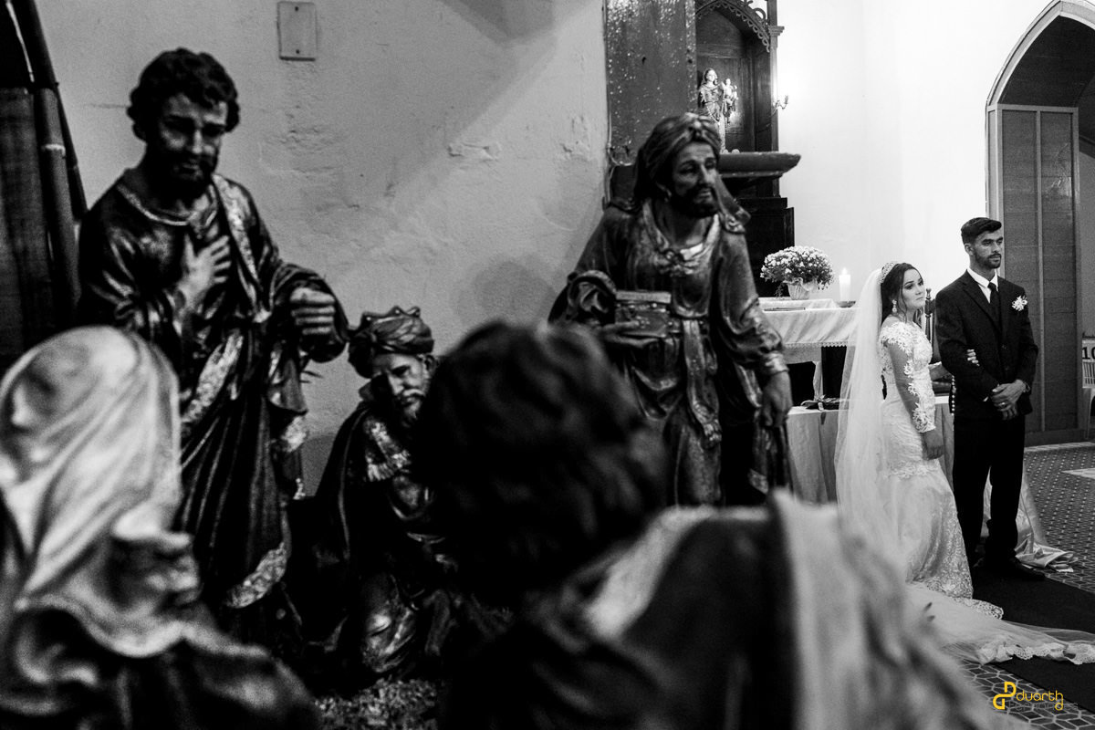 Foto de noivos olhando para frente na cidade de itamarandiba 