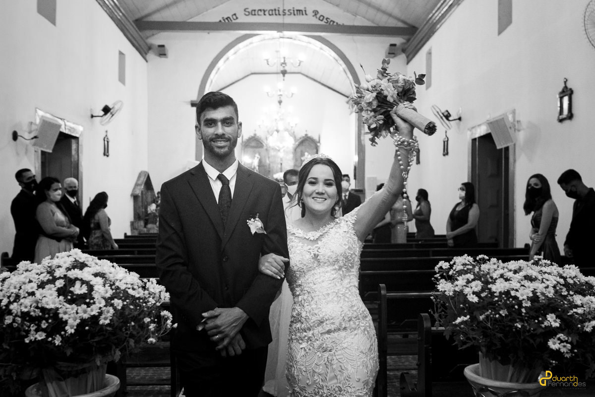 foto da saida dos noivos em cerimonia de casamento na igreja do rosário em itamarandiba mg