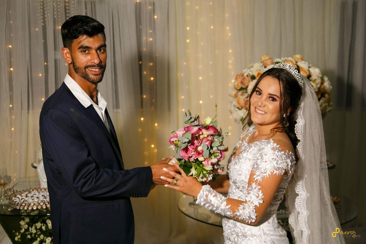 Foto de noivos olhando para o fotografo Duarth Fernandes
