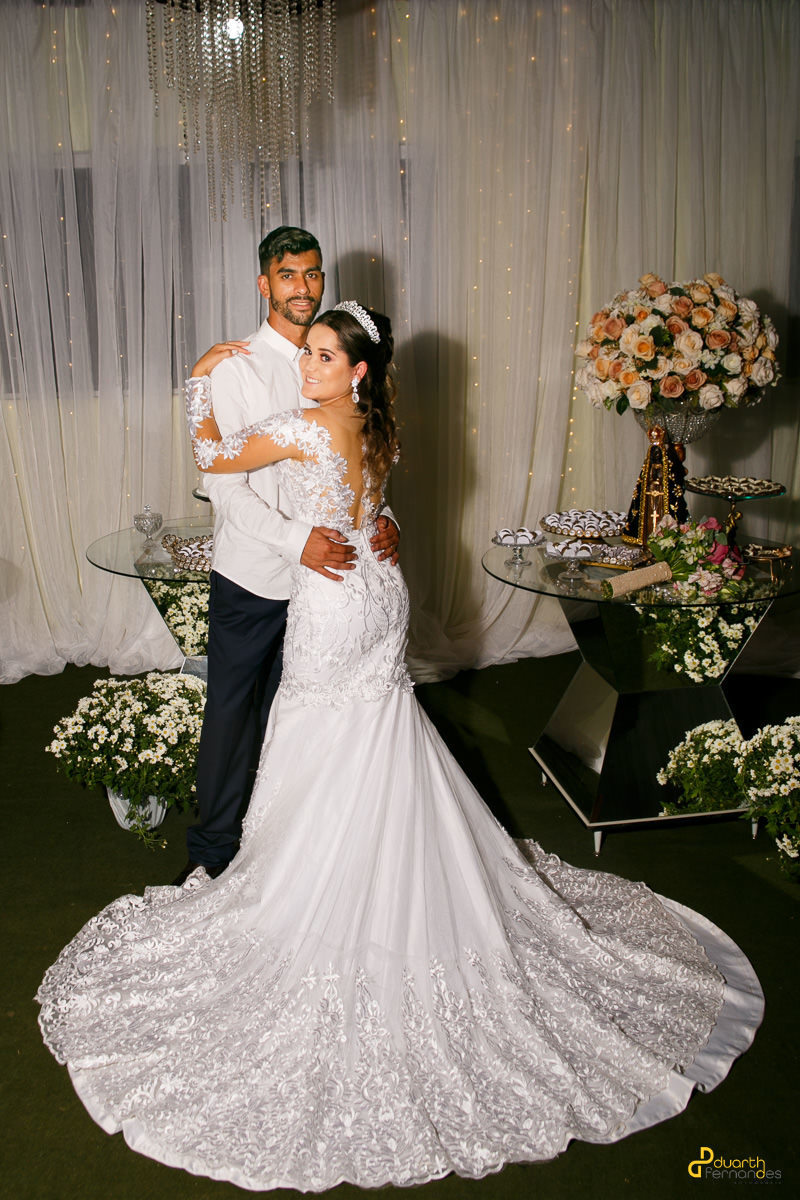 Foto de casal abraçado Cabelo e Maquiagem: Gil Fernandes | Decoração: Itaflor Floricultura  |  Músicos: Ministério Rumo ao Altar | Bolo: Leandra Bolos