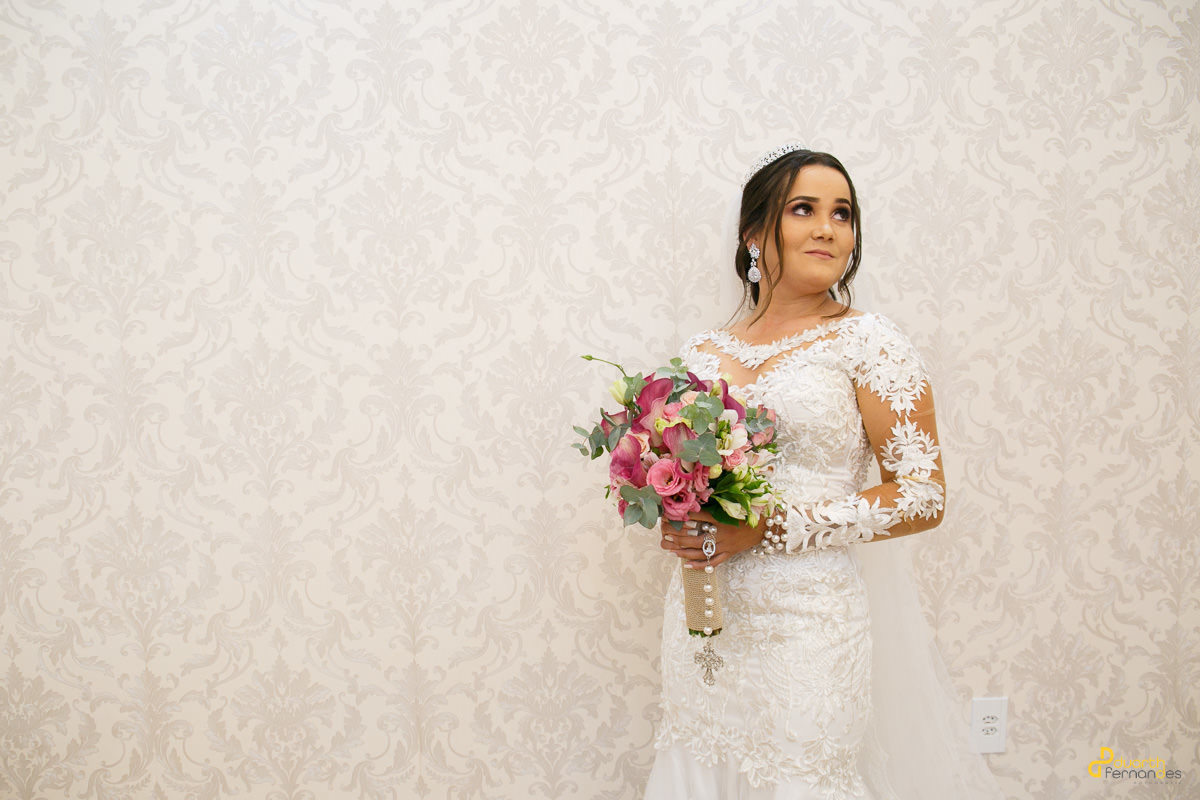 Foto da noiva olhando para cima