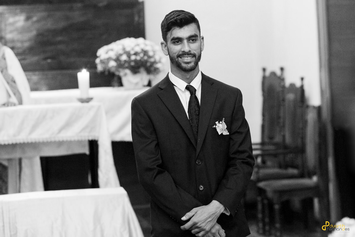 Foto do noivo Wallerson olhando a entrada da noiva em Itamarandiba para o Fotografo Duarth Fernandes