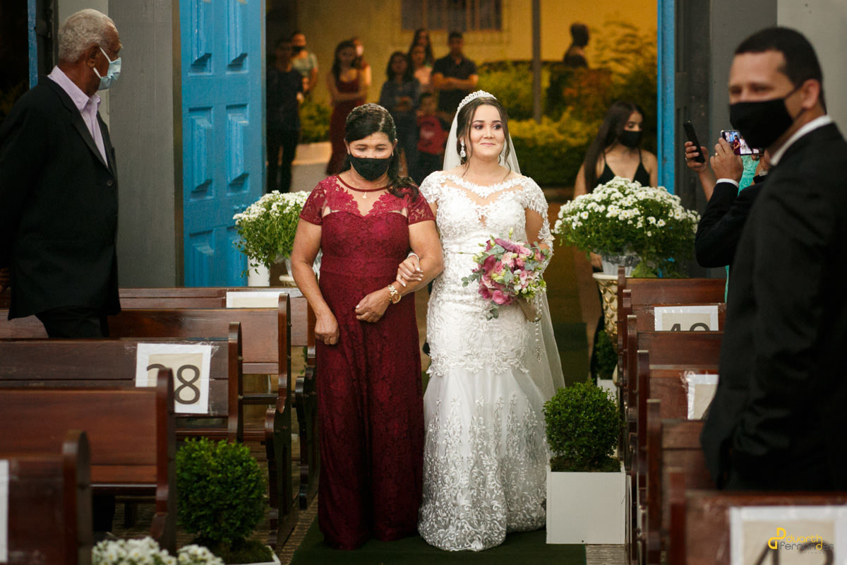 Foto da noiva Jeciara entrando na igreja