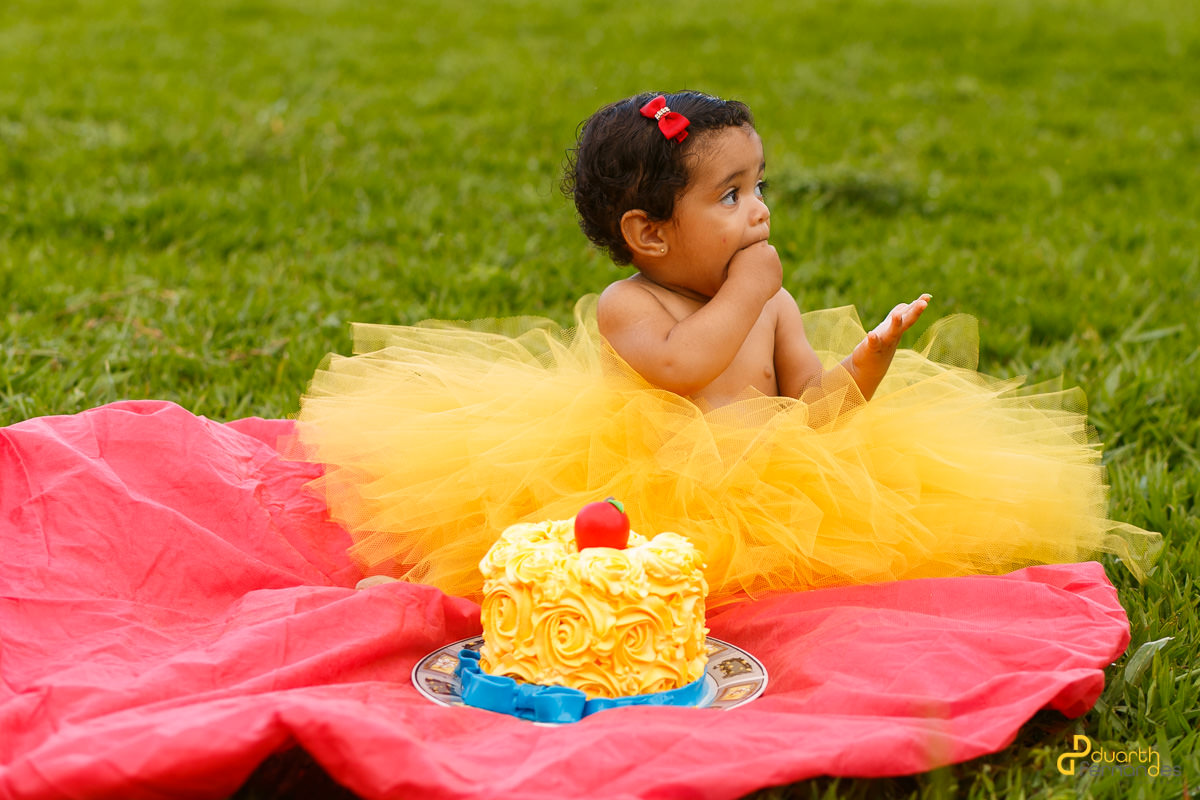 Laura com mão na boca