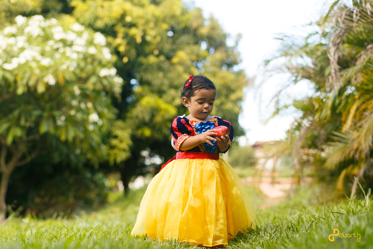 Laura olhando para baixo