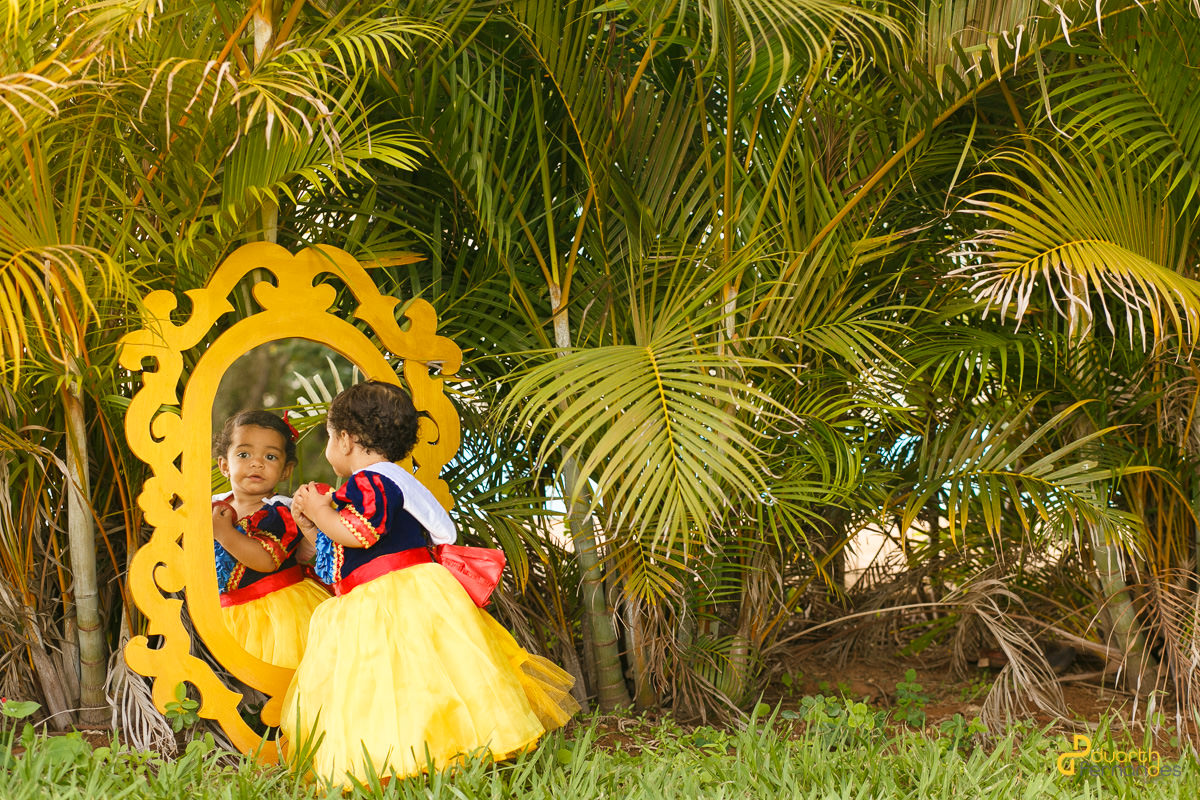 Laura olhando no espelho