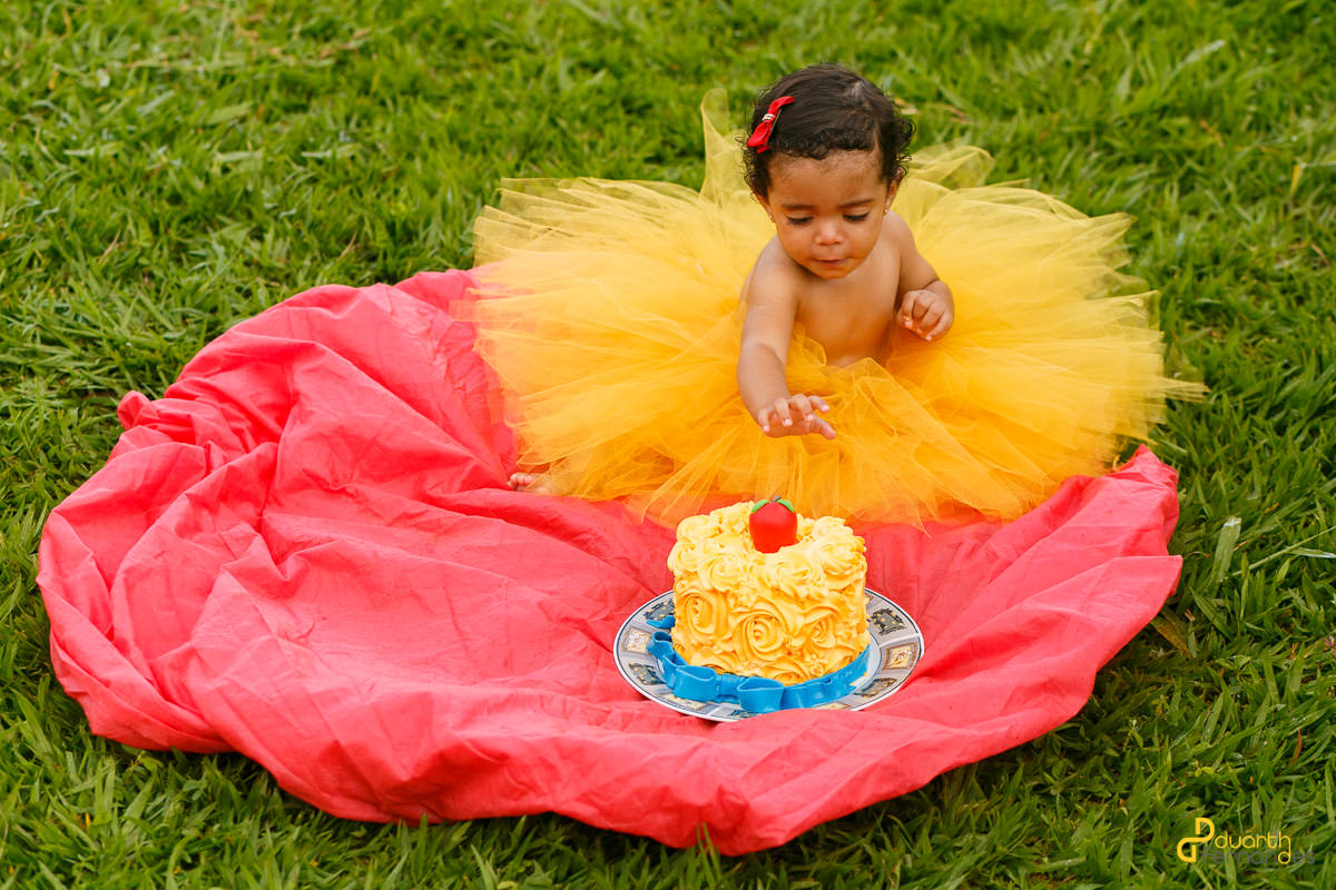 Laura pegando no bolo