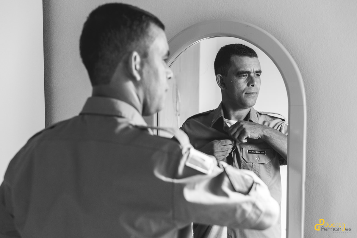 Noivo olhando para a janela