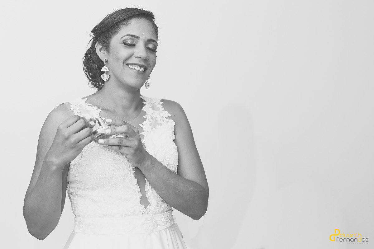 Noiva passando perfume