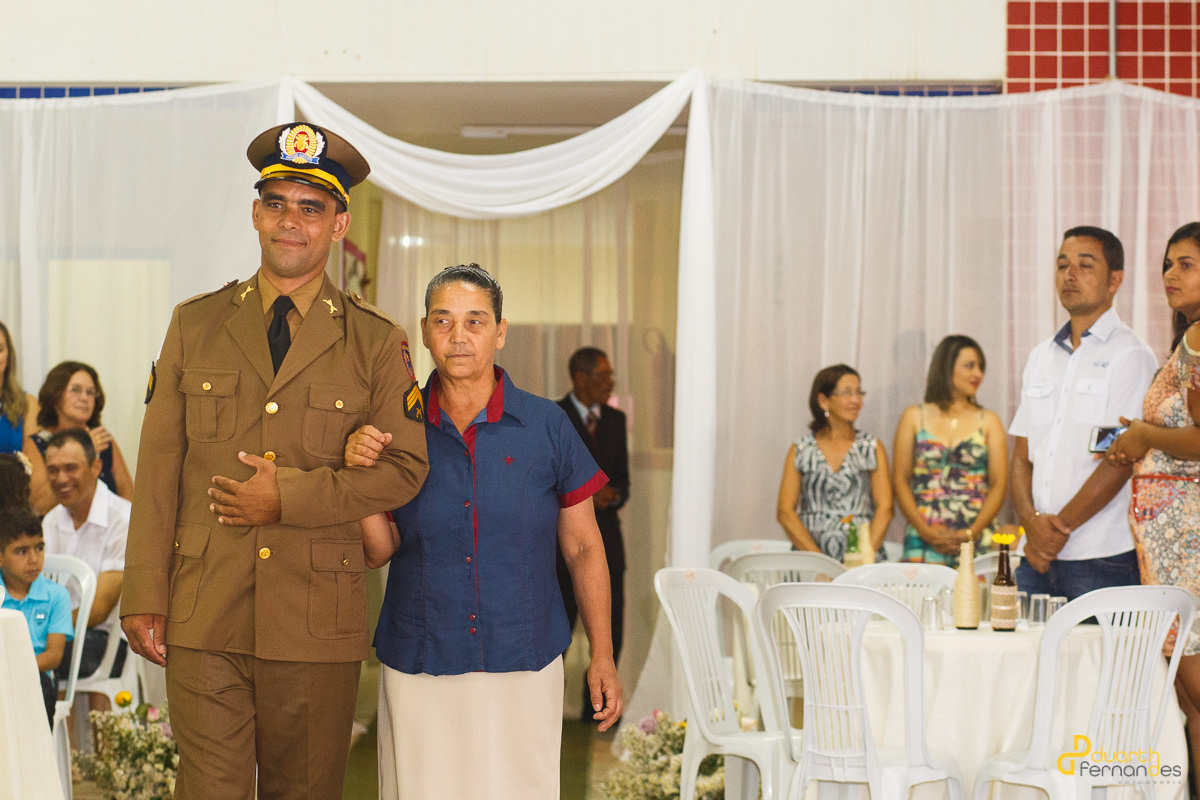 Noivo entrando na igreja