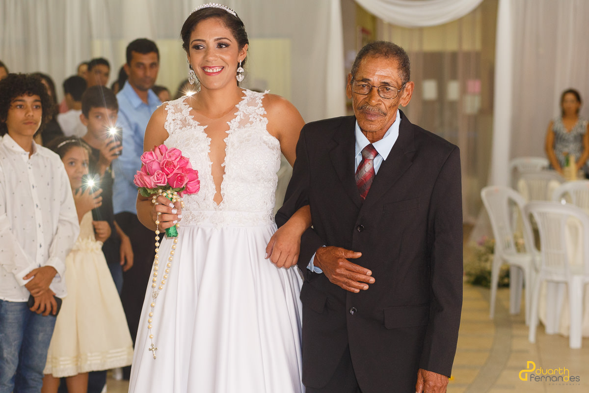 Novia entrando na igreja